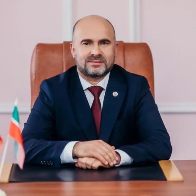 Хөрмәтле Айрат Гилванович!Туган көнегез – 45 яшьлек юбилеегыз уңаеннан ихлас котлауларыбызны җиткерәбез