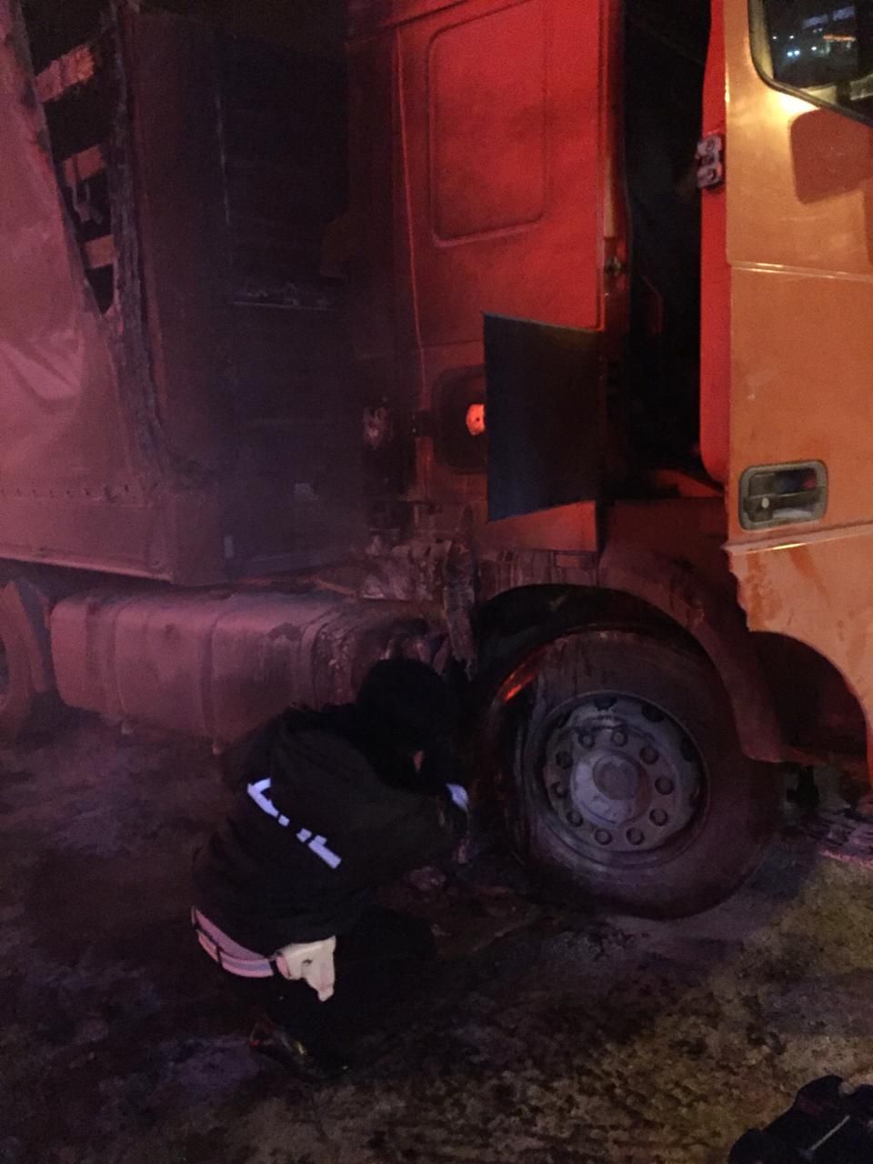 В Татарстане сотрудники ГИБДД потушили загоревшийся автомобиль