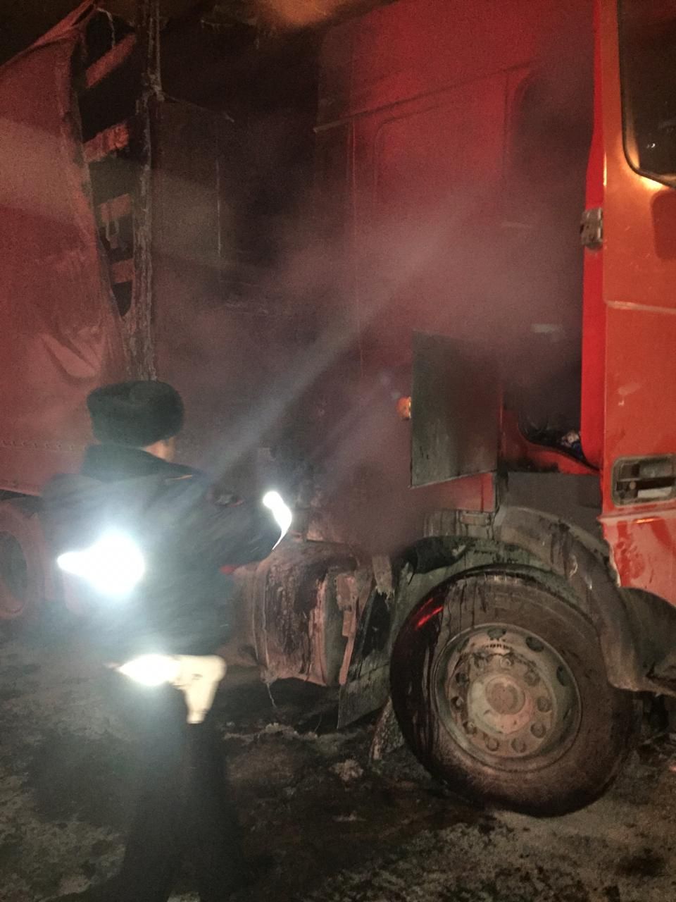 В Татарстане сотрудники ГИБДД потушили загоревшийся автомобиль