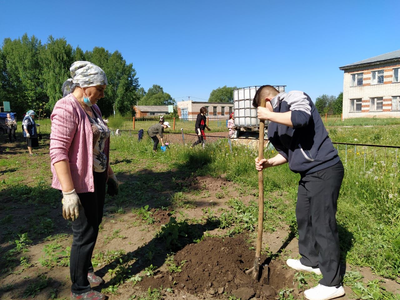 Кече Кибәхуҗа җирлеге алмагачларга баеды