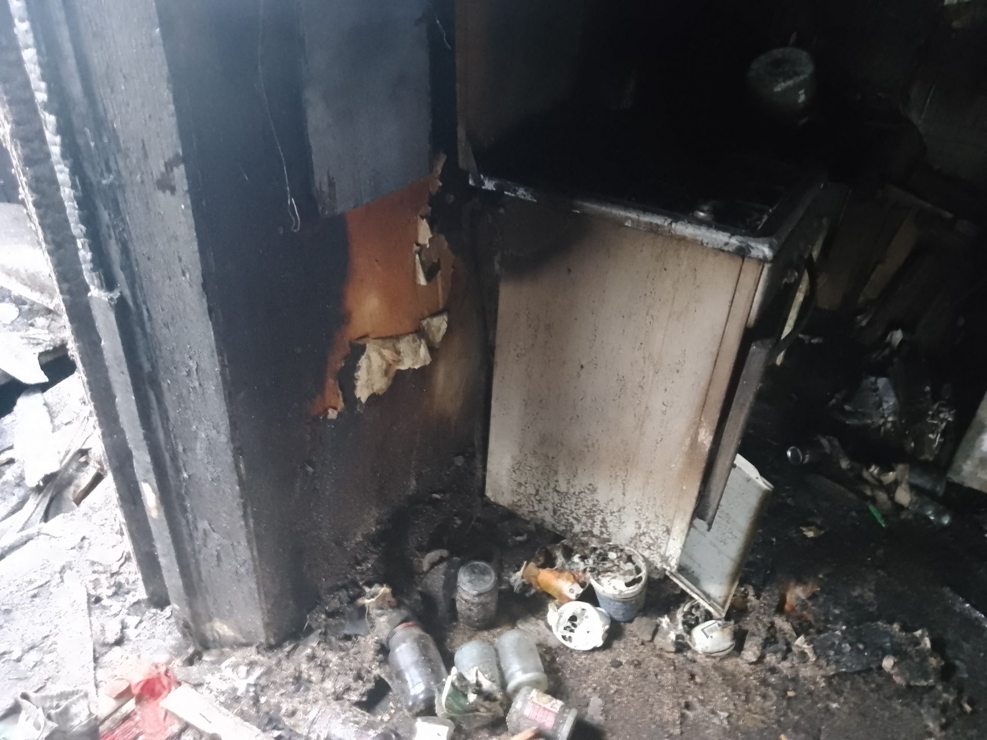 К моменту прибытия первого пожарного подразделения  наблюдалось горение внутри дома