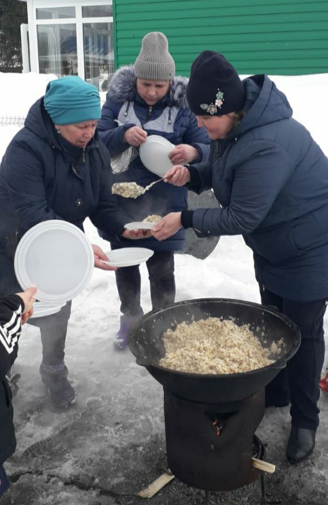 29 март көнне Казаклар авылы мәдәният хезмәткәрләре «Карга боткасы» бәйрәме үткәрде