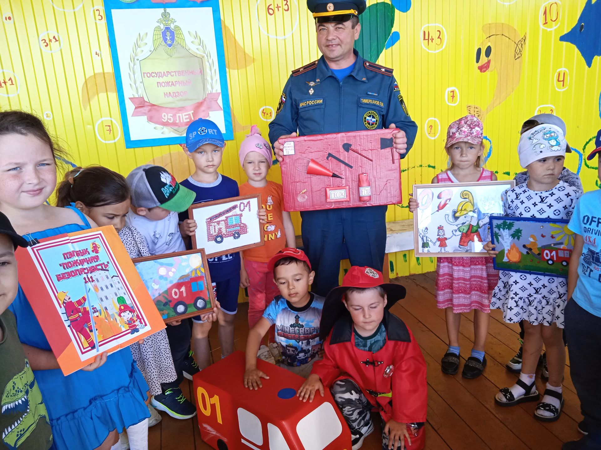 В рамках празднования 95-летия Государственного пожарного надзора сегодня проведен конкурс  детских рисунков и поделок