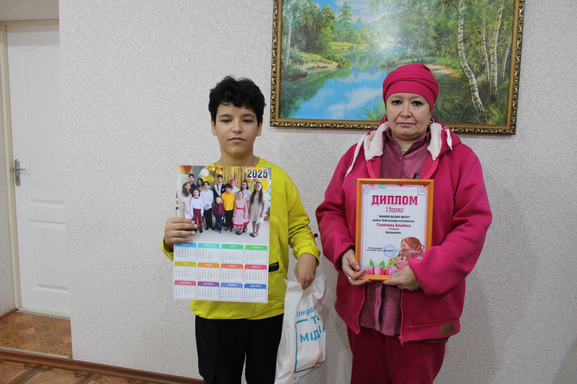 “Әнием белән фото” флешмобы җиңүчеләрен бүләкләдек