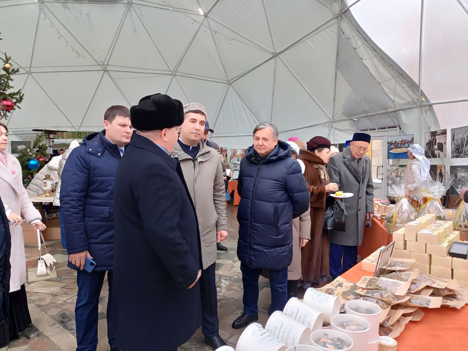 Бүген,  Казанның «Туган авылым» күңел ачу үзәгендә «Каз өмәсе» ярминкәсе үтте.