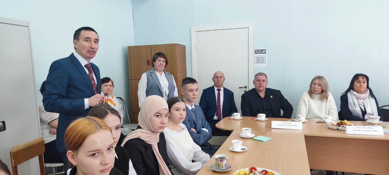 Олы Нырсы мәктәбе укучылары район башлыгы белән очрашты