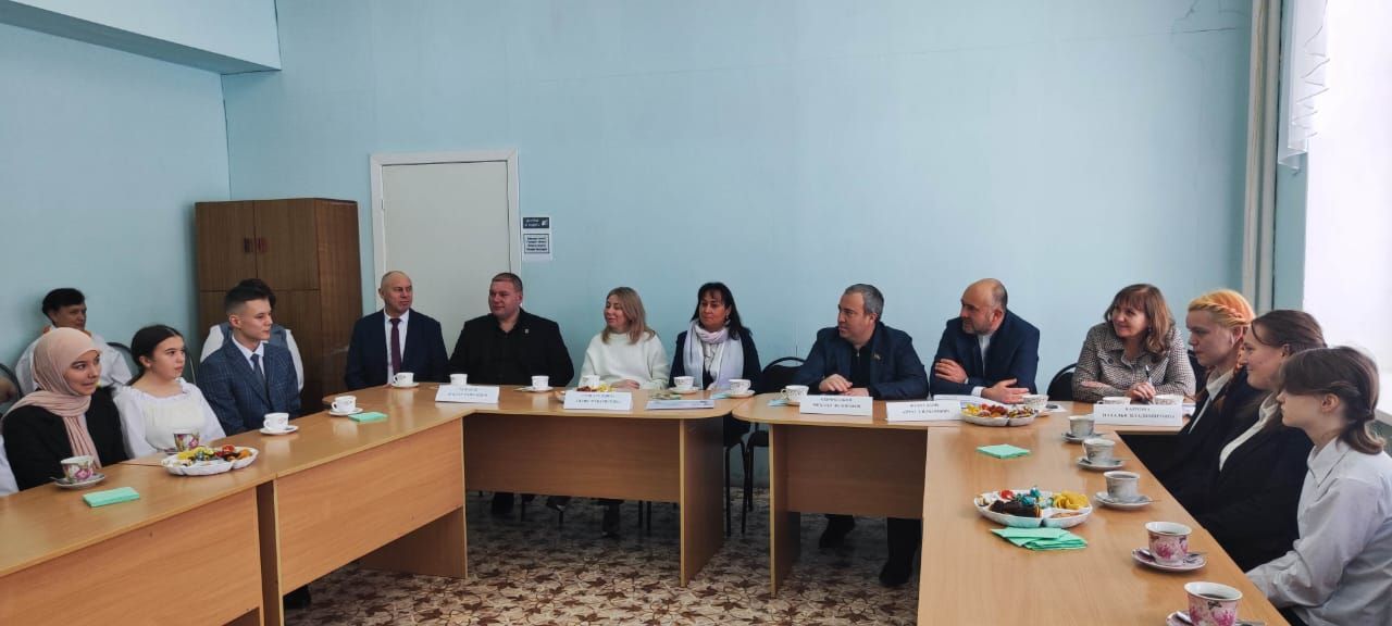 Олы Нырсы мәктәбе укучылары район башлыгы белән очрашты
