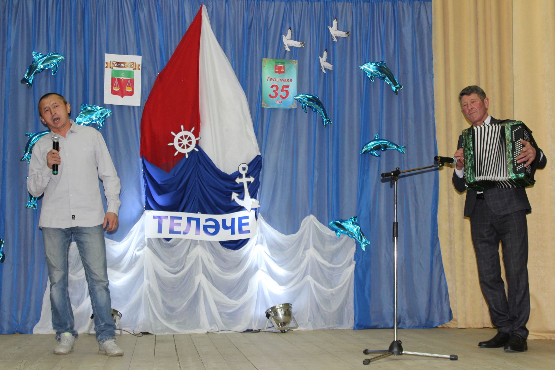 һәвәскәрләр сәхнә тота