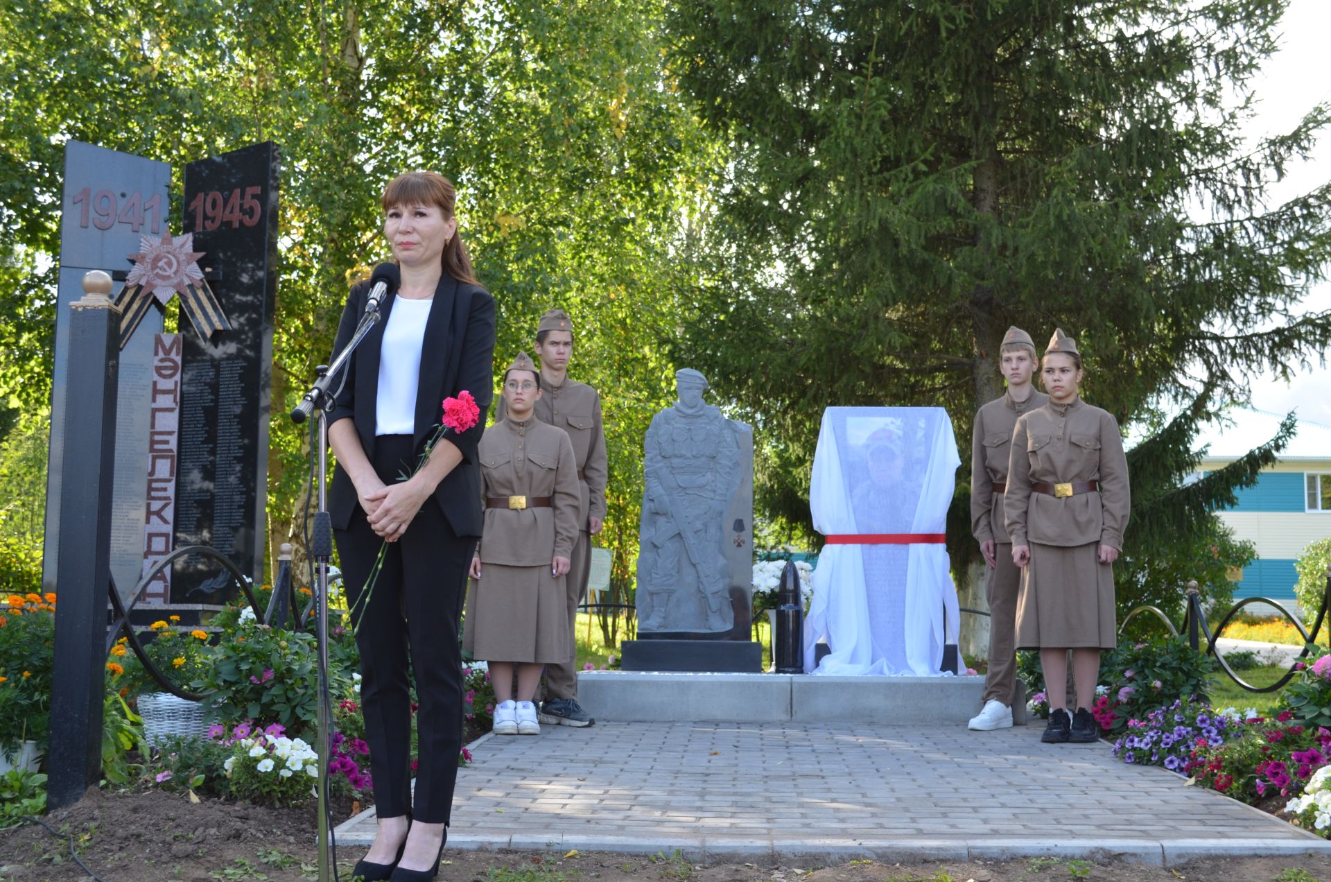 Флүр  Закировның исемен мәңгеләштерү максатыннан һәйкәл ачылды