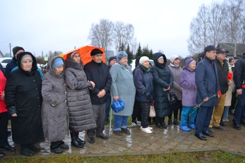 Теләче районында махсус хәрби операция зонасында һәлак булган якташыбыз хөрмәтенә истәлек стеласы ачылды