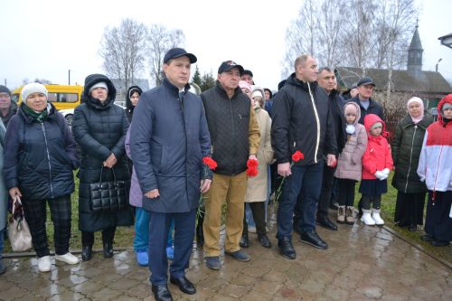 Теләче районында махсус хәрби операция зонасында һәлак булган якташыбыз хөрмәтенә истәлек стеласы ачылды