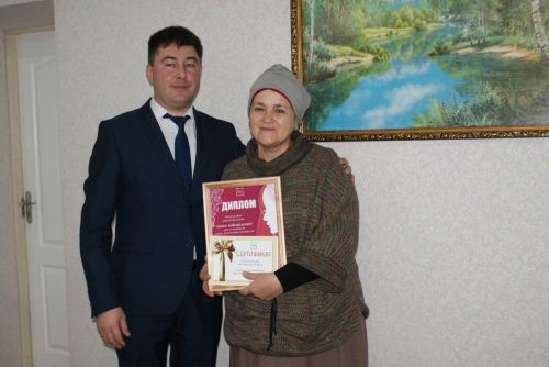“Әнием, бәйрәм белән!” бәйгесе җиңүчеләрен бүләкләдек