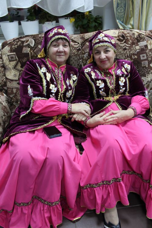 һәвәскәрләр сәхнә тота