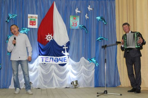 һәвәскәрләр сәхнә тота
