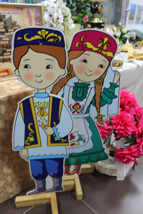 һәвәскәрләр сәхнә тота