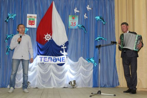 һәвәскәрләр сәхнә тота