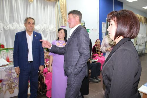 һәвәскәрләр сәхнә тота