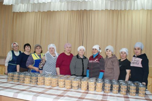 Гөлнара Мөхәммәтҗанова: “Егетләрбезгә, бәйрәм күчтәнәче итеп, кырмыска оясы торты әзерләдек”