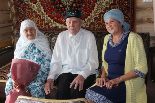 Гомерен игелекле хезмәттә үткәргән