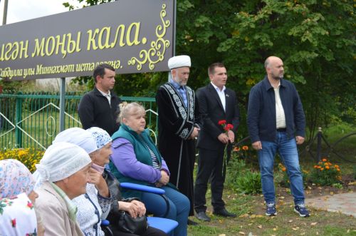 Флүр  Закировның исемен мәңгеләштерү максатыннан һәйкәл ачылды