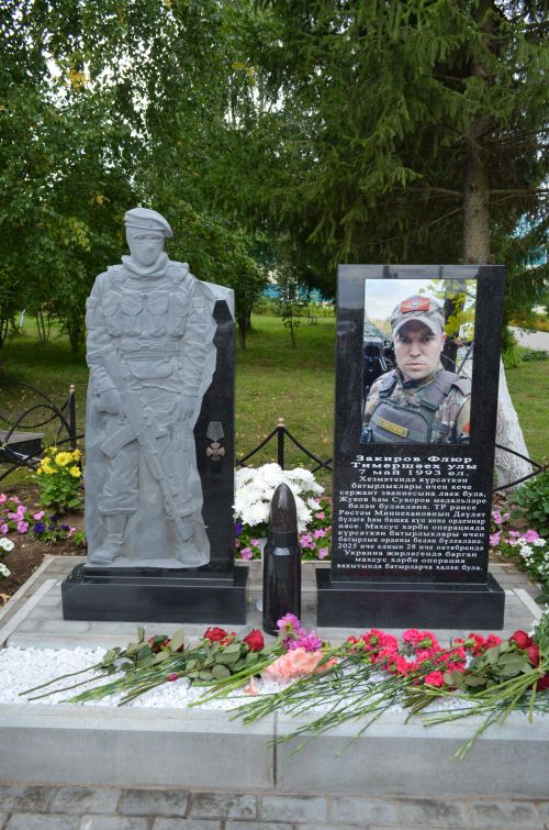 Флүр  Закировның исемен мәңгеләштерү максатыннан һәйкәл ачылды