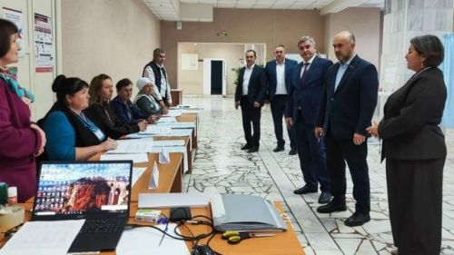 Район мәдәният йортында урнашкан сайлау участогында булдылар