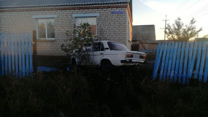 Лихач на легковом автомобиле влетел в стену частного дома в городе Нурлат
