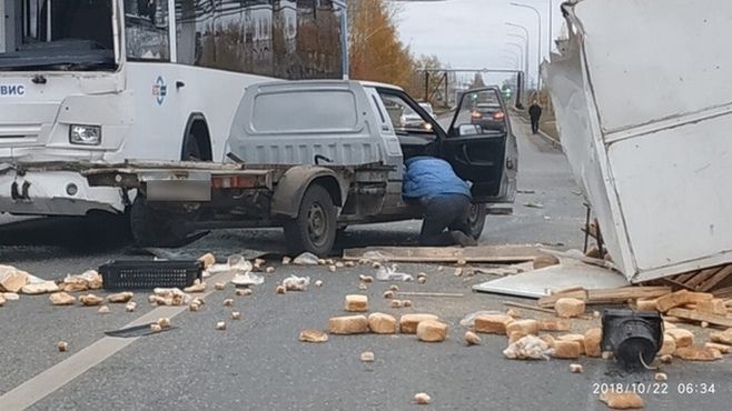 Чаллыда йөк машинасы белән автобус бәрелешеп, юлга ипи чәчелгән