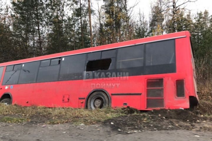 Казанның Горький шоссесында кызыл автобус юл кырыена төшеп киткән