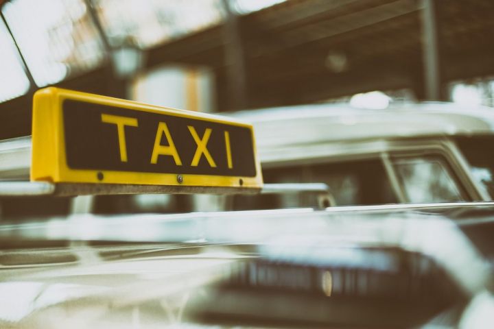 «Яндекс.Такси» Казан такспопаркын таксистлар алдындагы бурычлары өчен эштән туктаткан