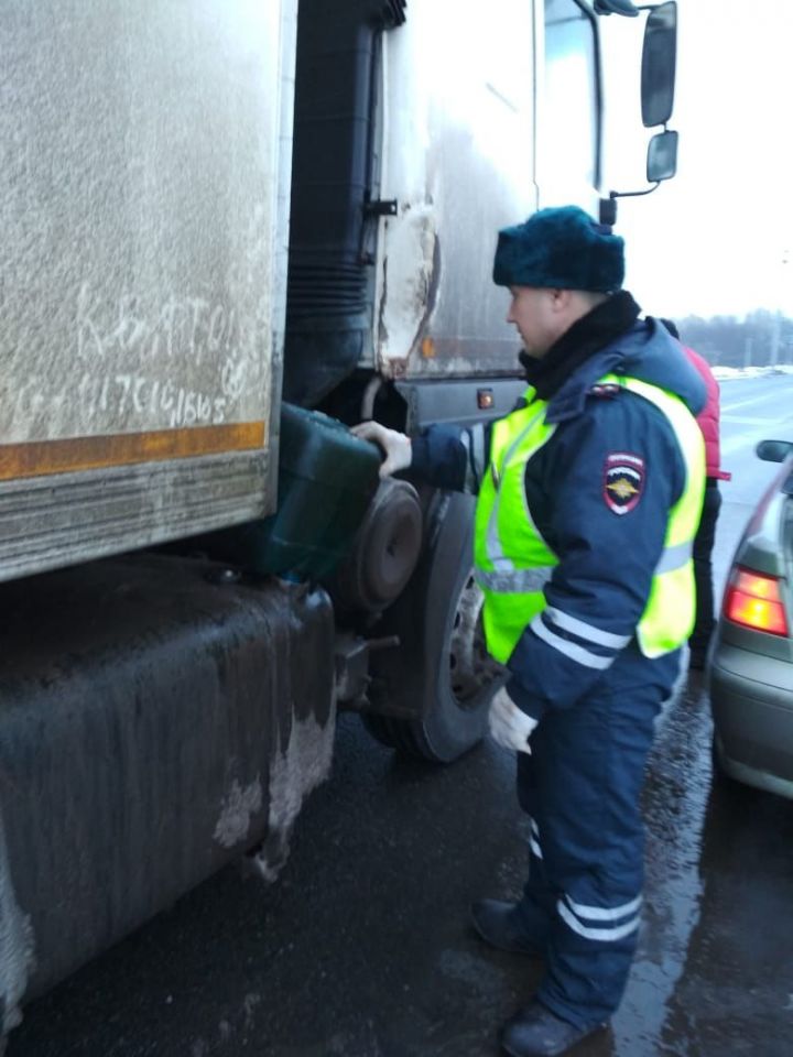 В Татарстане автоинспекторы помогли водителю из Ульяновской области, у которого закончилось топливо