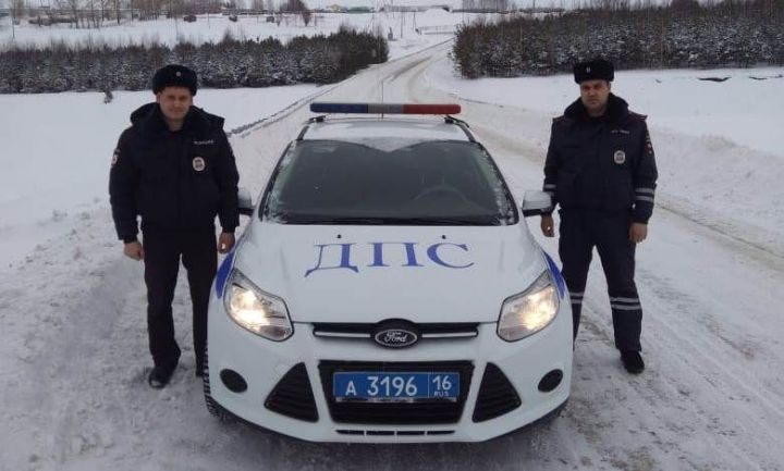 В Татарстане автоинспекторы помогли иногороднему водителю МАЗа, который не справился с управлением и оказался в кювете
