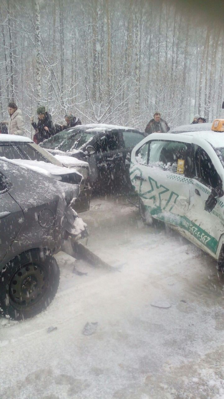 Казанның Горький шоссесында берничә җиңел автомобиль һәм автобус катнашында авария булган(Видео)