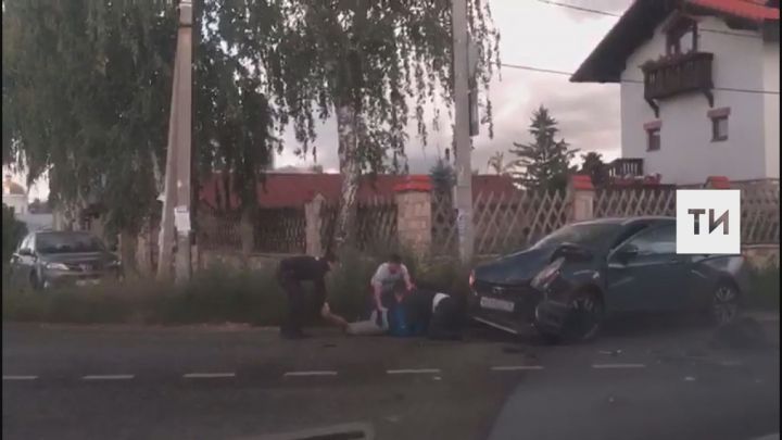 «Яндекс.Драйв» автомобилен йөртүче исерек ир-атны тоткарлау турында видео чыкты