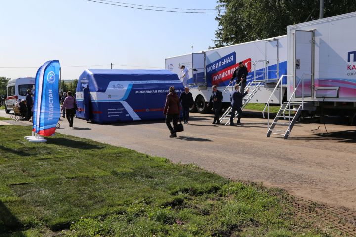 Работу первой из четырех мобильных медицинских поликлиник для обследования населения проверил Президент Татарстана Рустам Минниханов в Тетюшском районе