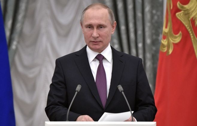 Владимир Путин бала өчен пособиене арттыру турындагы законны имзалады