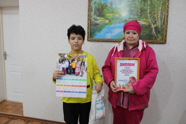 “Әнием белән фото” флешмобы җиңүчеләрен бүләкләдек