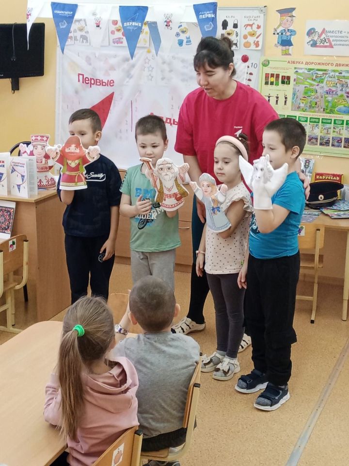 Курчак спектакле геройлары белән таныштылар