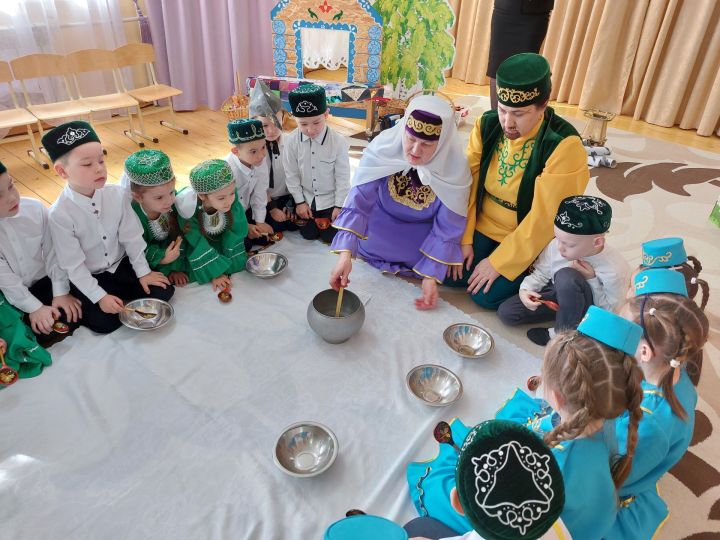 Икенче номерлы балалар бакчасында «Карга боткасы» бәйрәме гөрләде