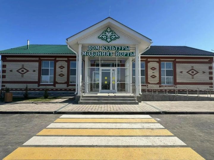 Яңа бина төзелеп килә