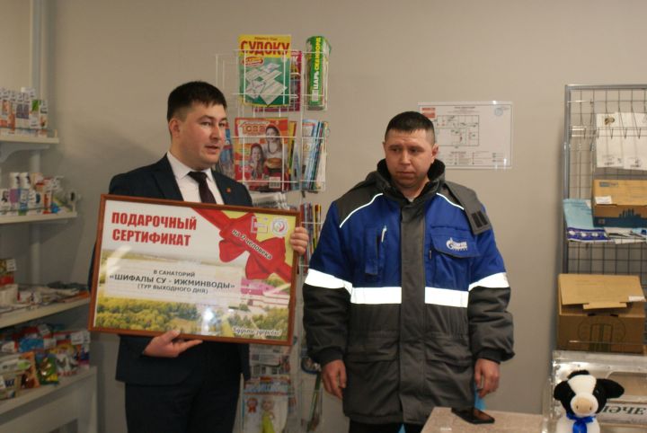 Язылучылар арасында бүләкләр уйнаттык