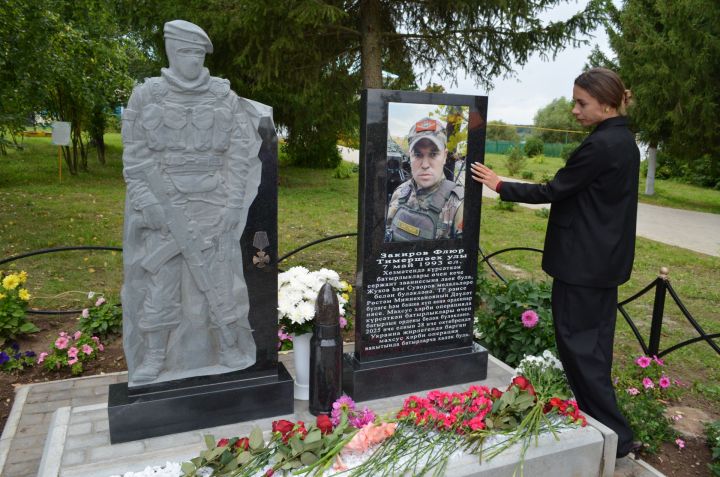 Флүр  Закировның исемен мәңгеләштерү максатыннан һәйкәл ачылды