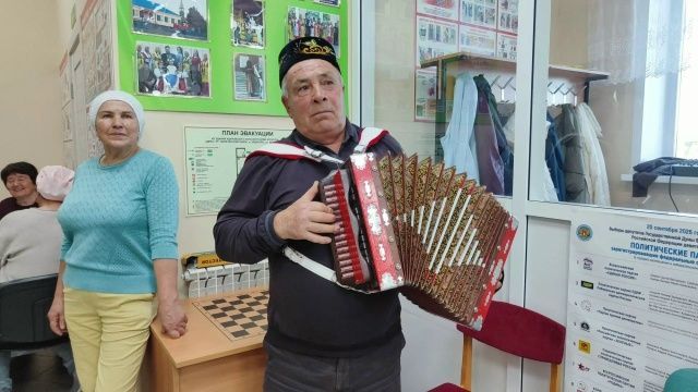 Васыйл абый сайлауга гармуны белән килде