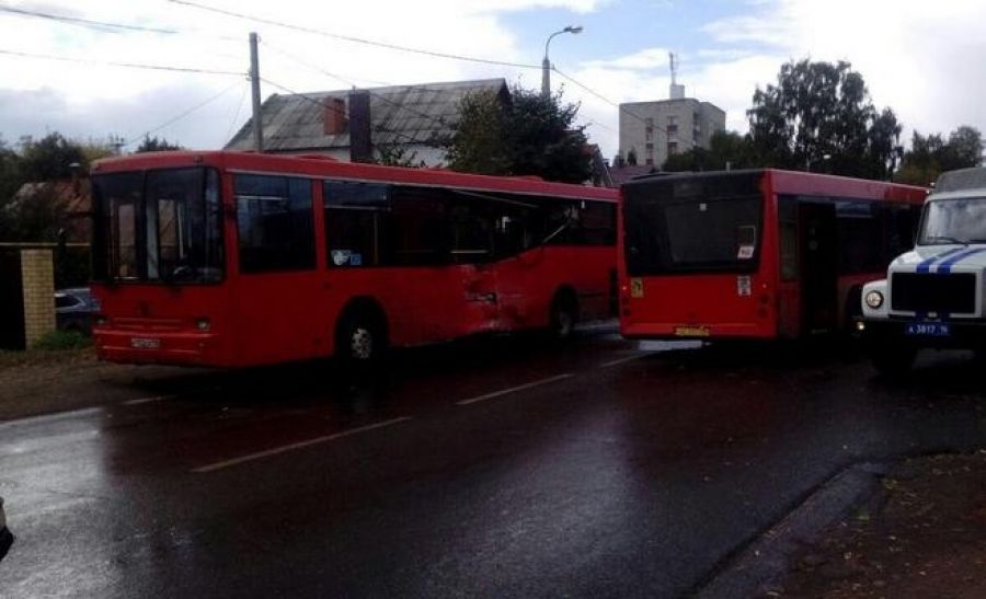 Маршрут 2 автобуса казань. Автобус 2 Казань. Столкновение в Казани автобусов.