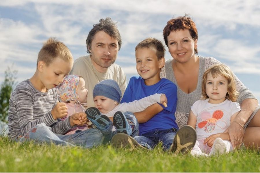 С 1 июля многодетные семьи. Многодетная семья. Семья с четырьмя детьми. Многодетная семья в России. Семья с пятью детьми.