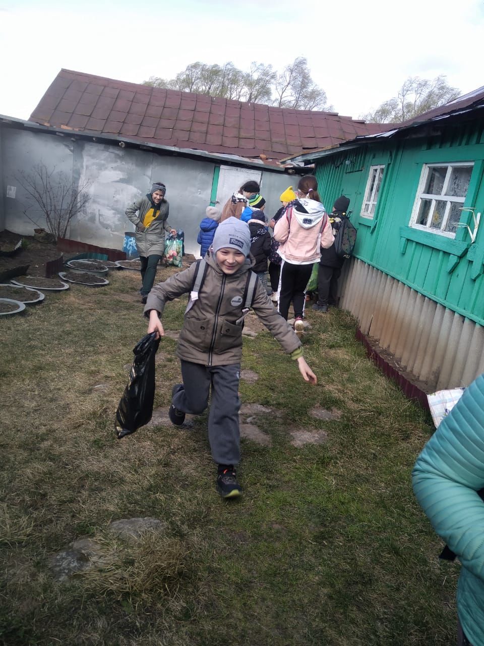 "Килдем, түтәй! Бир күкәй!"