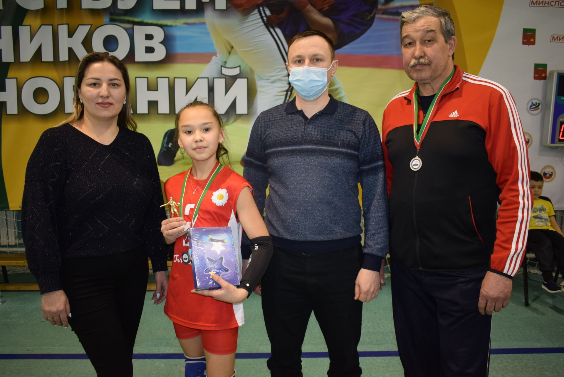 Шәхси эшмәкәр Кузьмина Гөлназ Рәшит кызы призына волейбол буенча ачык районара турнир