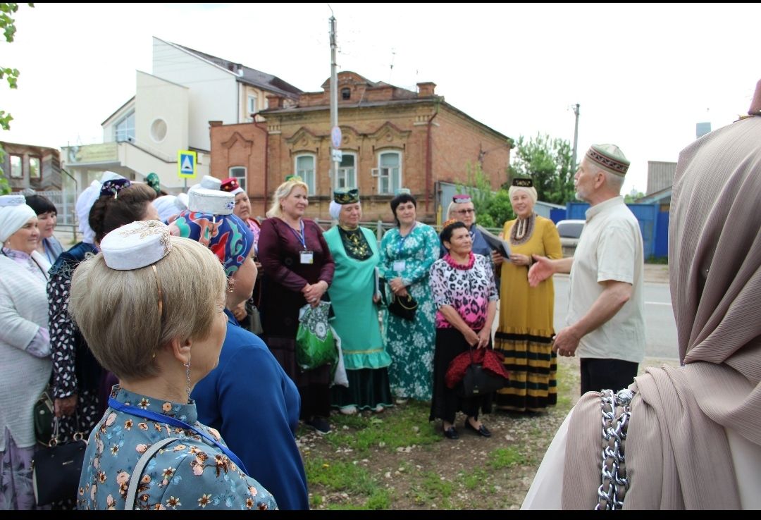 «Халыкка хезмәт иткән генә халыкның хөрмәтен ала һәм Аллаһ каршындагы дәрәҗәгә ирешә”, - дидесөекле пәйгамбәребез (с.г.в)