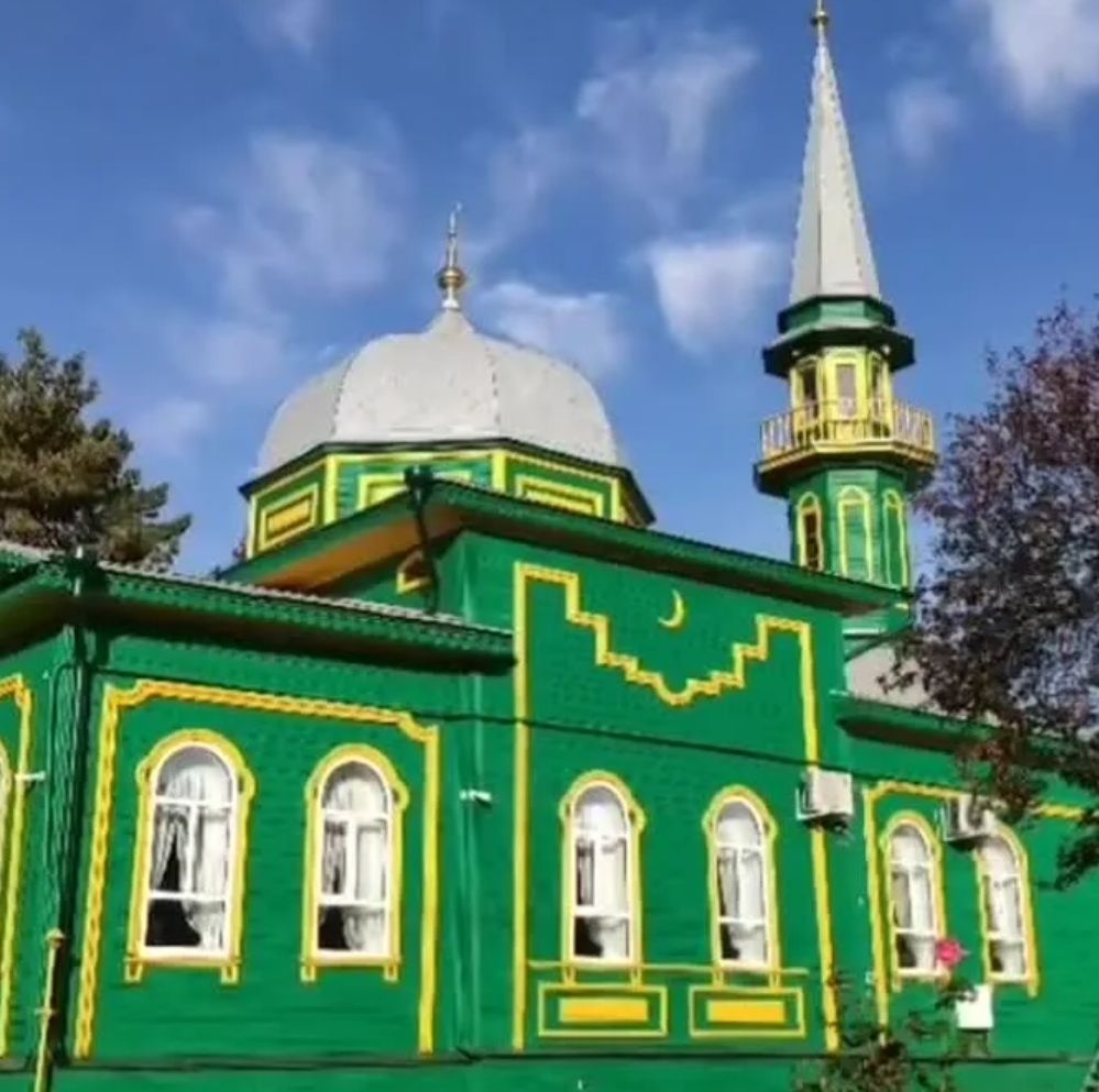«Халыкка хезмәт иткән генә халыкның хөрмәтен ала һәм Аллаһ каршындагы дәрәҗәгә ирешә”, - дидесөекле пәйгамбәребез (с.г.в)