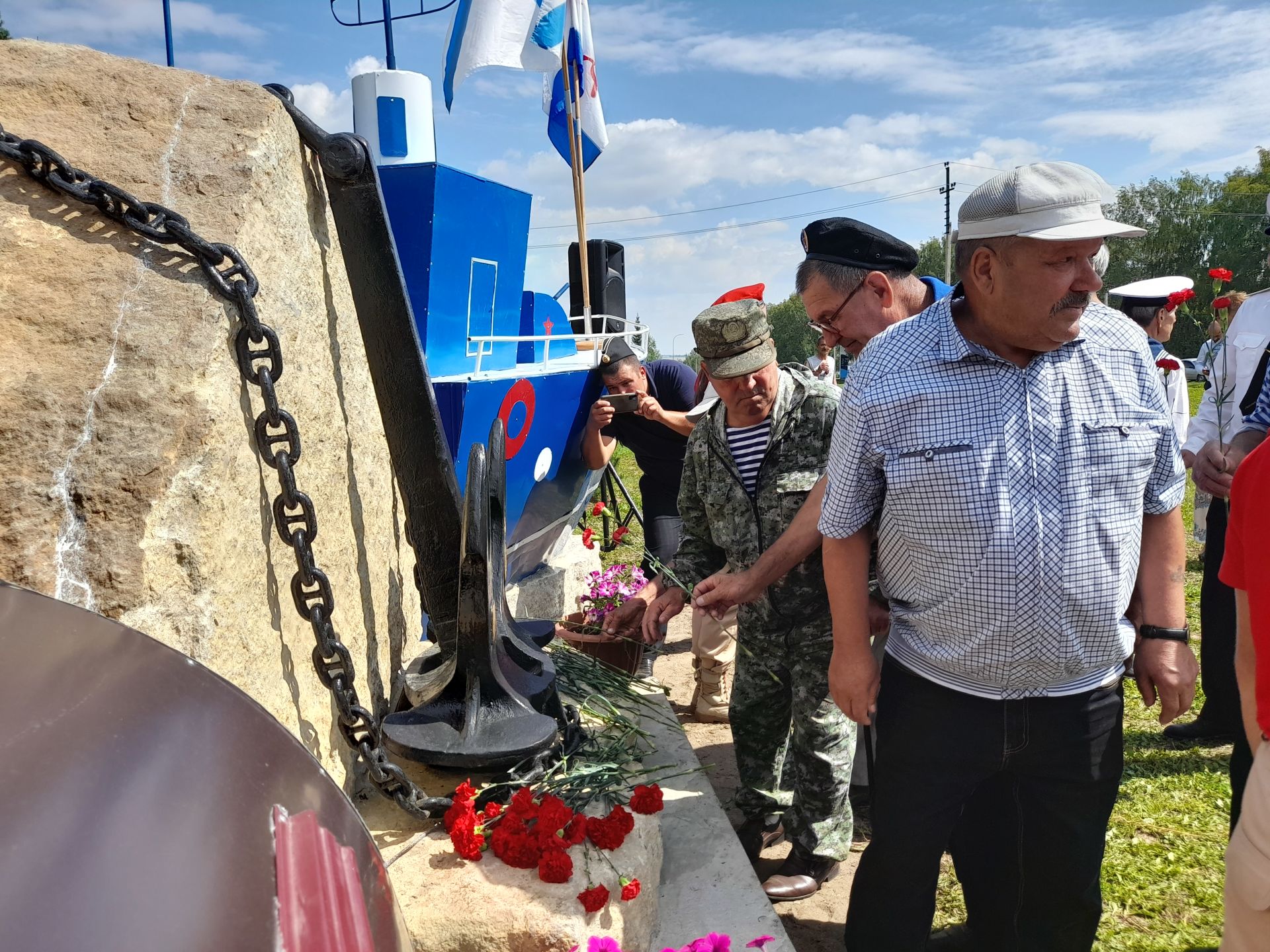 Теләче Дан аллеясында, хәрби диңгез флоты көне уңаеннан һәйкәл ачылды